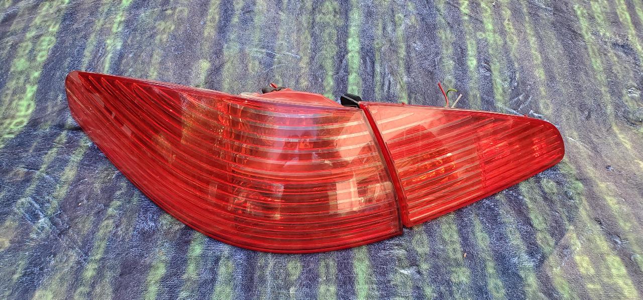 Feux arrière en 4 parties pour PEUGEOT 607 phase 1 LesAnciennes.com