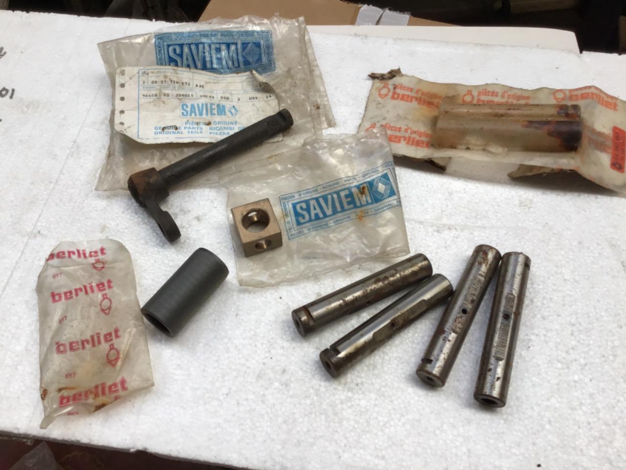 LOT PIÈCES NEUVES SAVIEM. BERLIET LesAnciennes.com