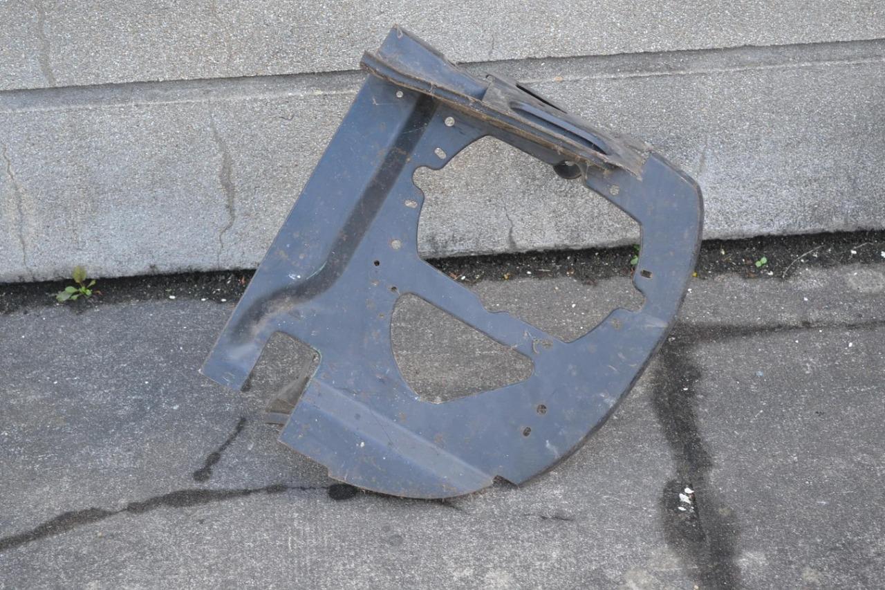 Face AV G, derrière phare PEUGEOT 504, neuve LesAnciennes.com