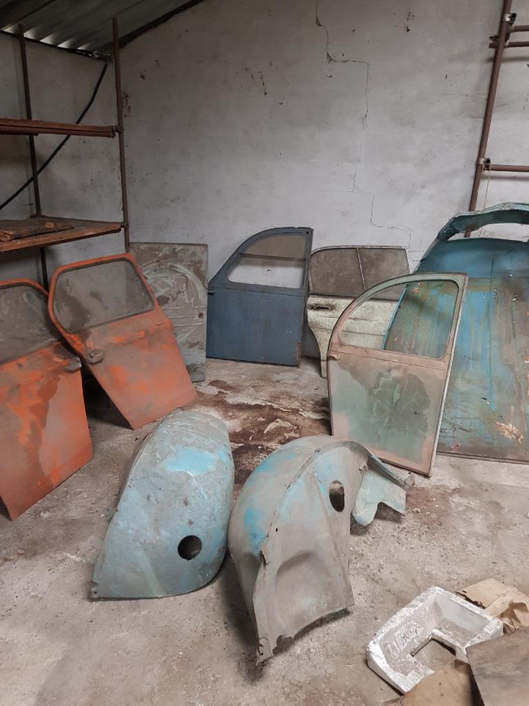 LOT DE 18 CITROEN 2 cv en TOLE / DIORAMA COCHONOU BOITE A BISCUITS TIRELIRE EUR 40,00 - FR