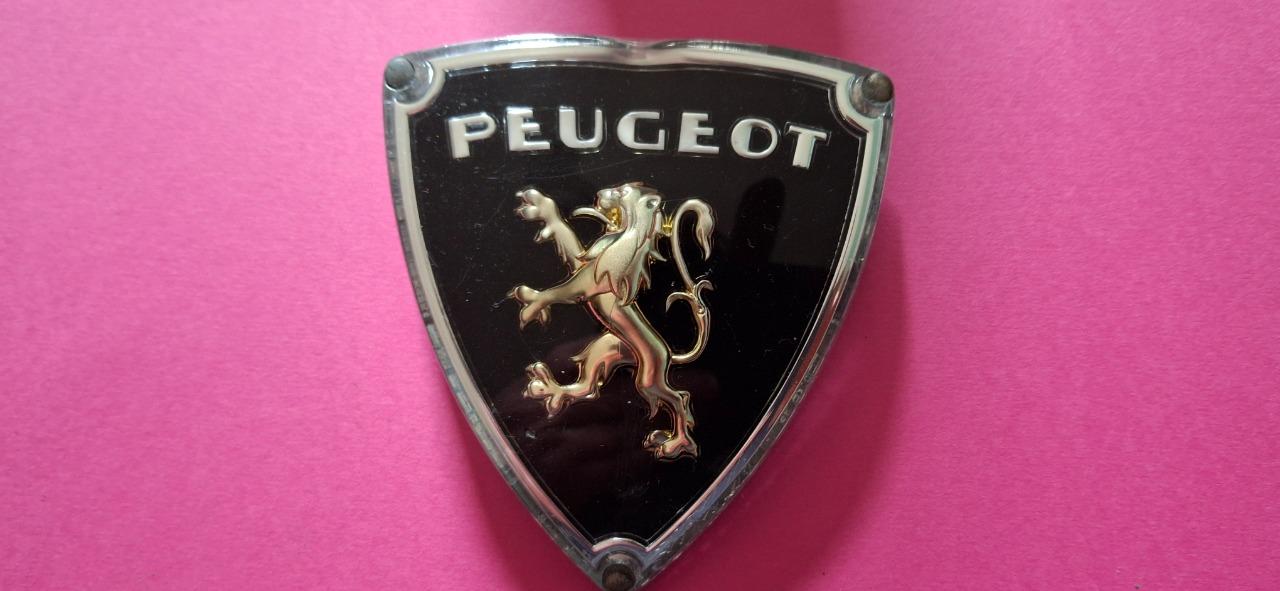 Ecusson de calandre Lion PEUGEOT années 55-60 LesAnciennes.com