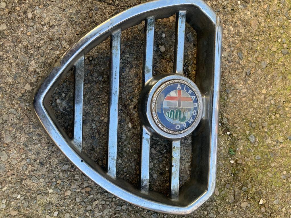 Calandre ALFA ROMEO alpha romeo LesAnciennes.com