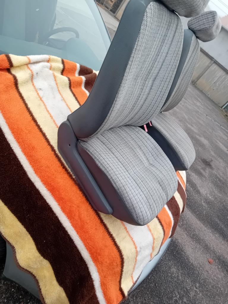 Sièges PEUGEOT 205 essence LesAnciennes.com