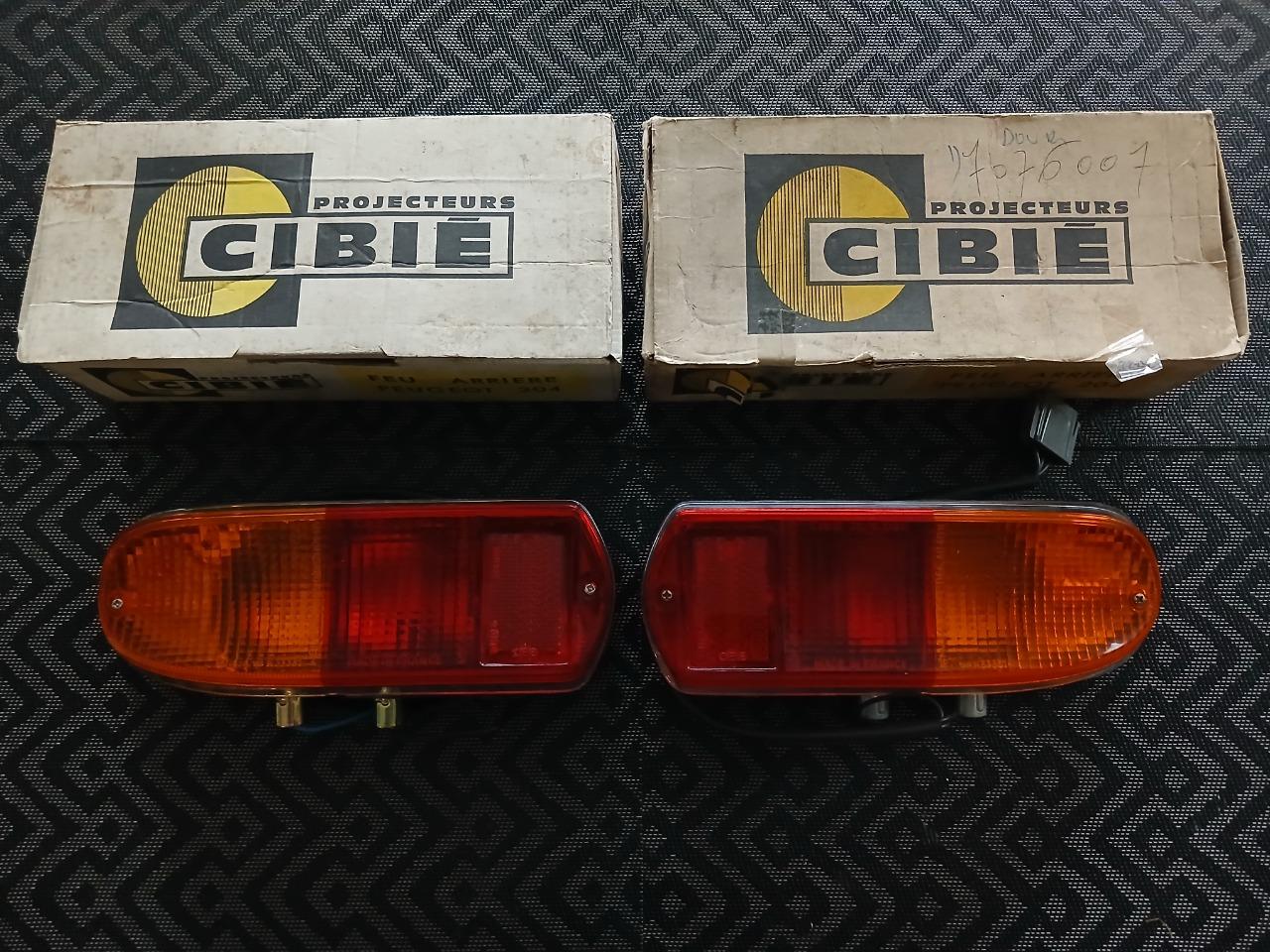 Feux arrière PEUGEOT 204 coupé cabriolet LesAnciennes.com