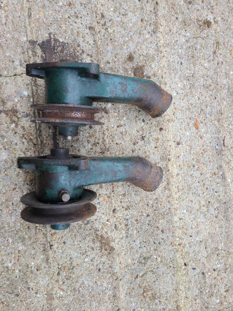 POMPES A EAU FORD V8 MODEL 18 LesAnciennes.com