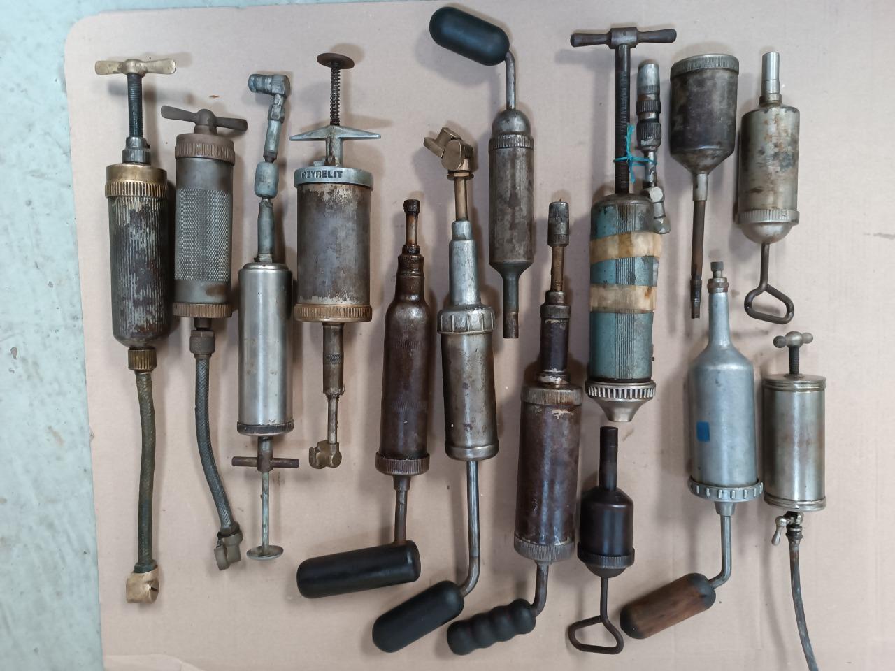 Pompes à graisse anciennes LesAnciennes.com