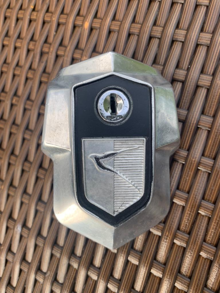 Emblème malle de coffre SIMCA Aronde P60 LesAnciennes.com