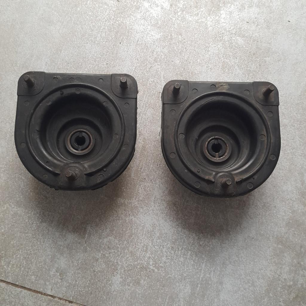 PEUGEOT 204 et 304 berline semelle amortisseur AR LesAnciennes.com