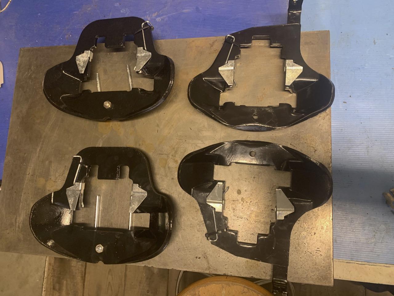 PEUGEOT 504 support étrier de frein LesAnciennes.com