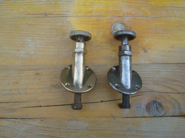 Attache capot CITROEN 5CV LesAnciennes.com