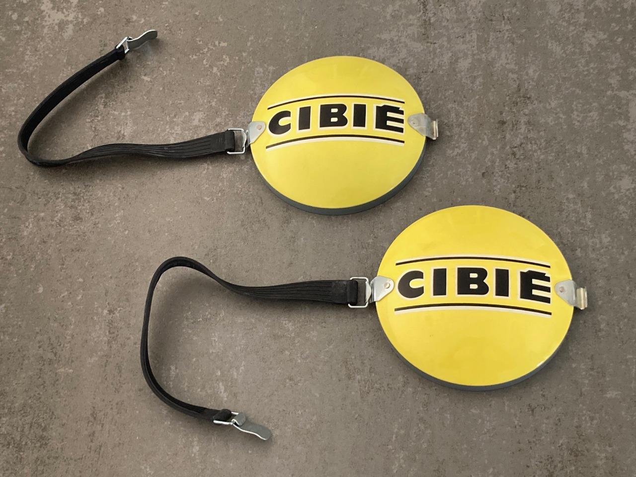 Caches Cibié Jaunes en métal pour phares boules - LesAnciennes.com
