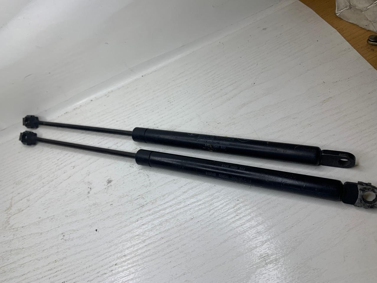 Vérin capot BMW E 36 LesAnciennes.com
