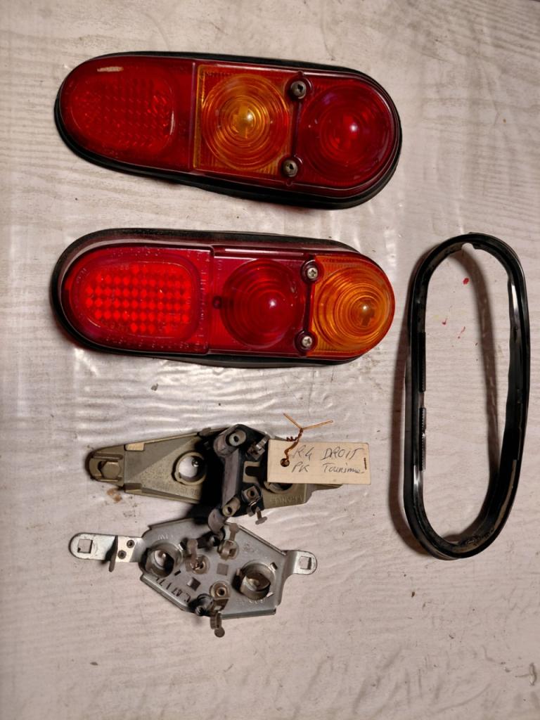 Lot de feux et socles de feux RENAULT 4 (R4) LesAnciennes.com