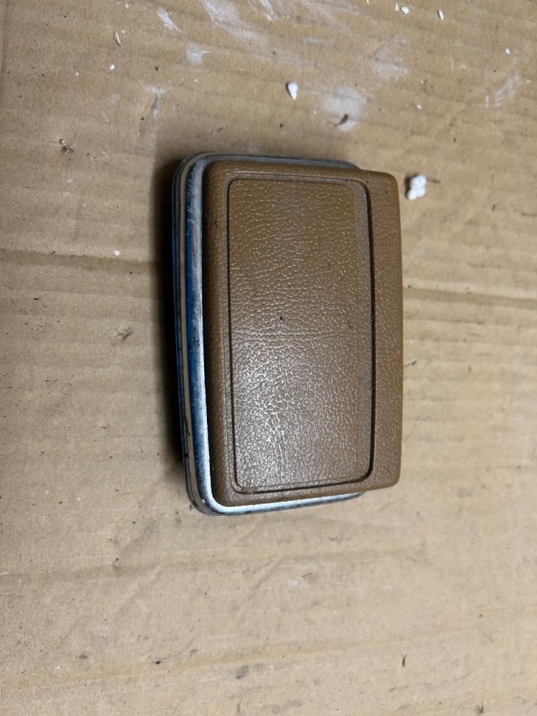 Cendrier arrière marron Peugeot 305 504 505 LesAnciennes.com