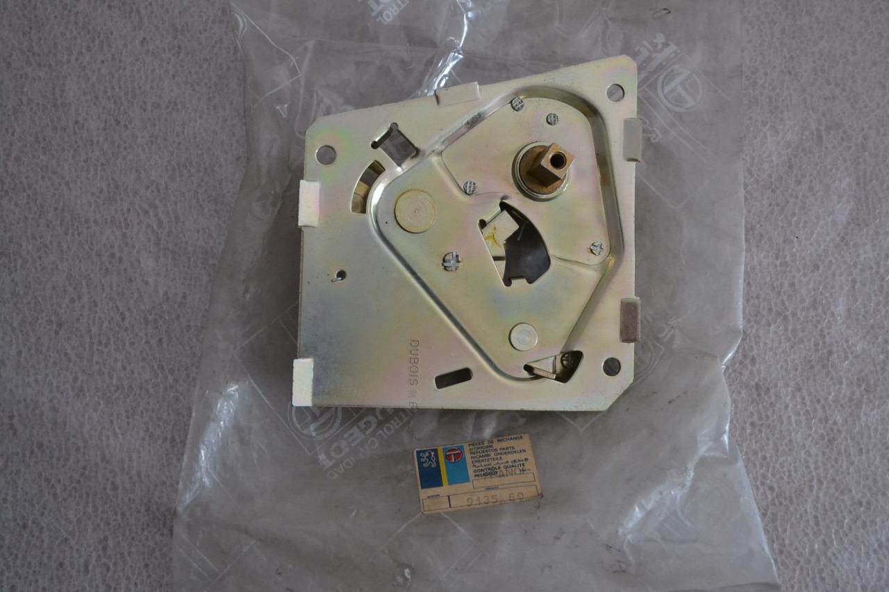 Serrure de porte AV G PEUGEOT J7, neuve LesAnciennes.com
