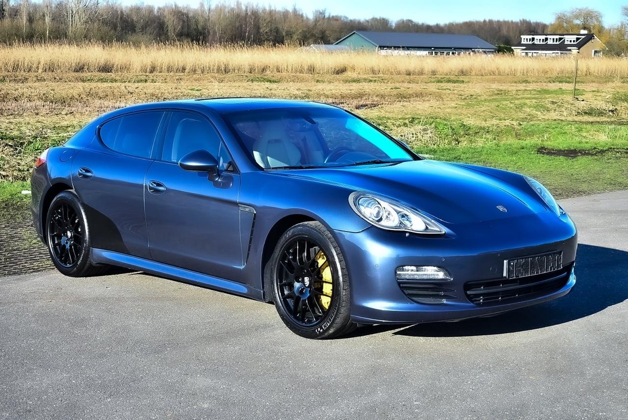 2010 Porsche Panamera 4S Sedan 4,8L V8 LesAnciennes.com