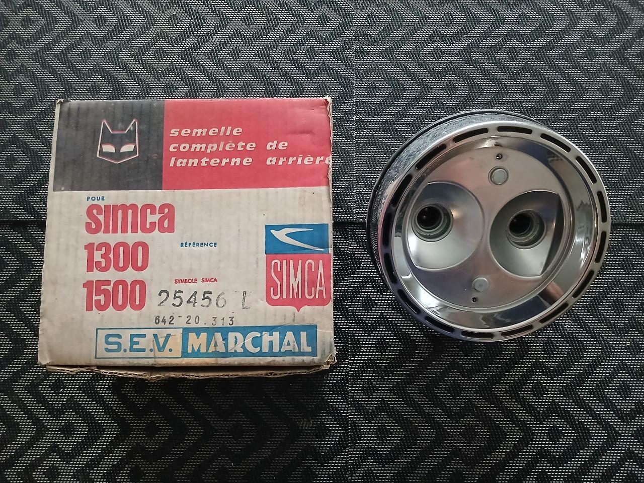 Socle de feu arrière métal chromé SIMCA 1300 1500 LesAnciennes.com