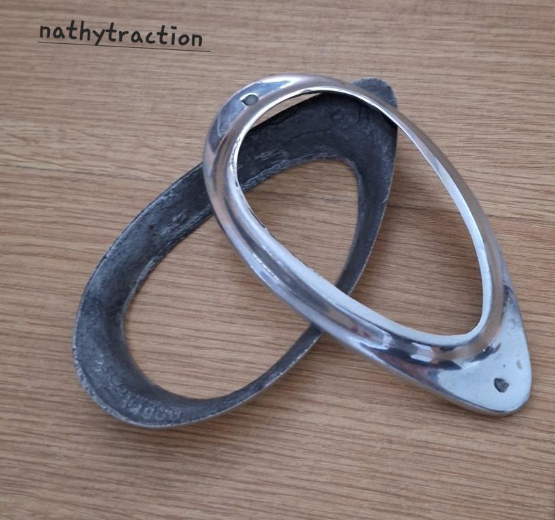 Paire d'enjoliveurs en ALU clignotant TRACTION LesAnciennes.com