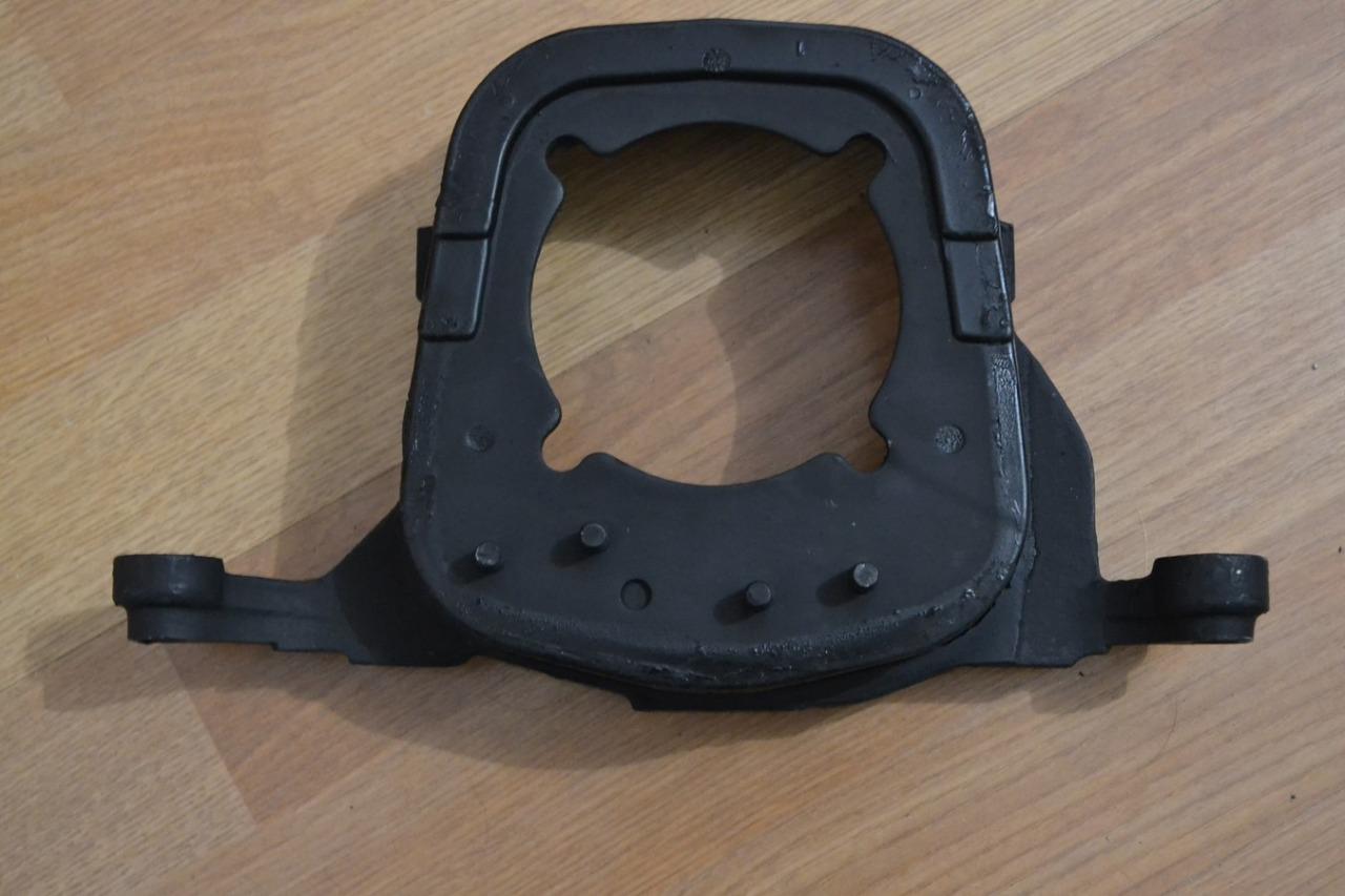 Silentbloc Support boîte PEUGEOT 504 505 diesel LesAnciennes.com