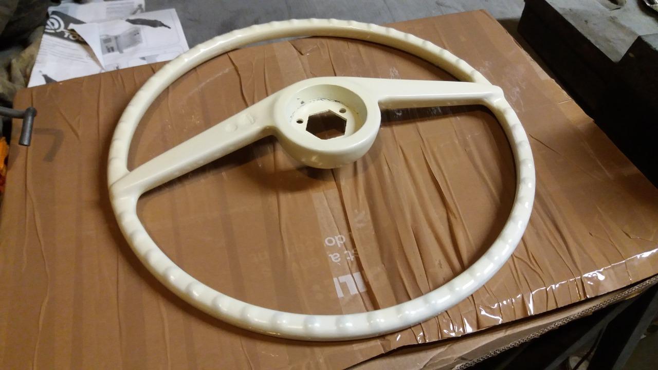 Volant Dauphine très beau R1090 LesAnciennes.com