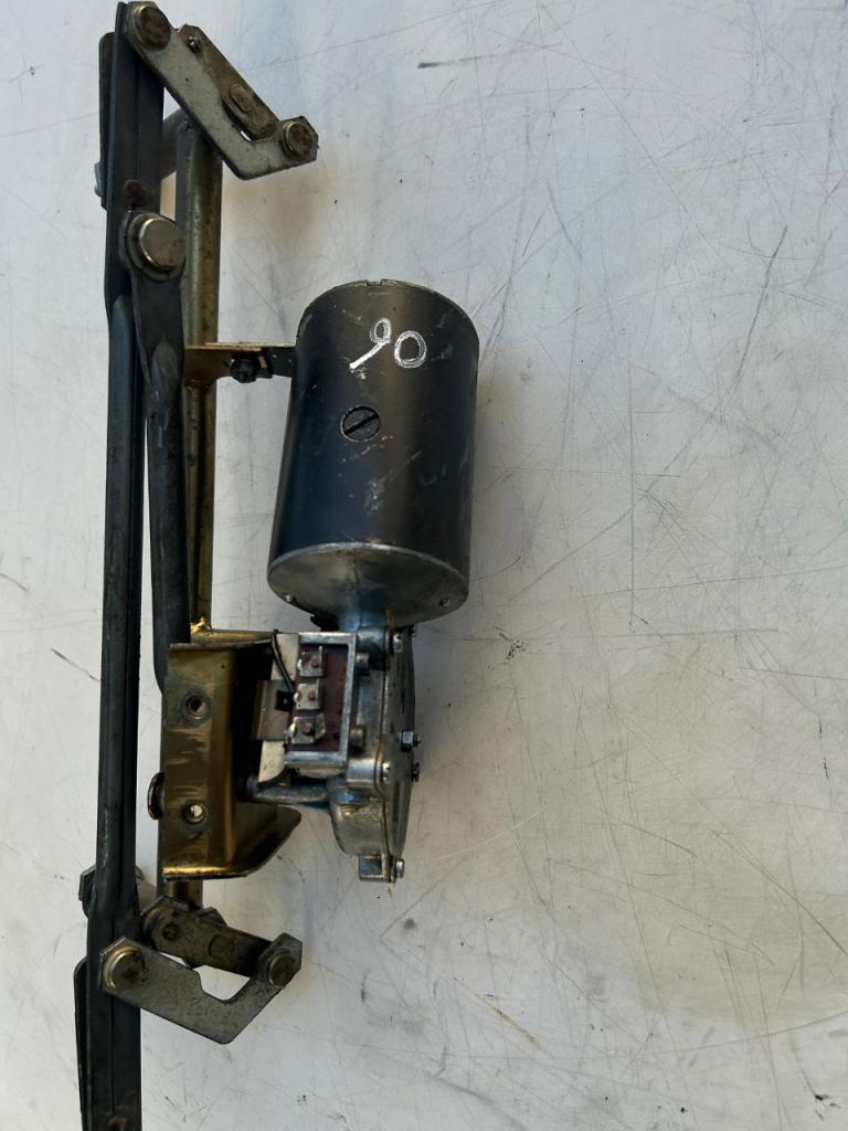 Moteur d'essuie-glace avec support Porsche 911-912 LesAnciennes.com