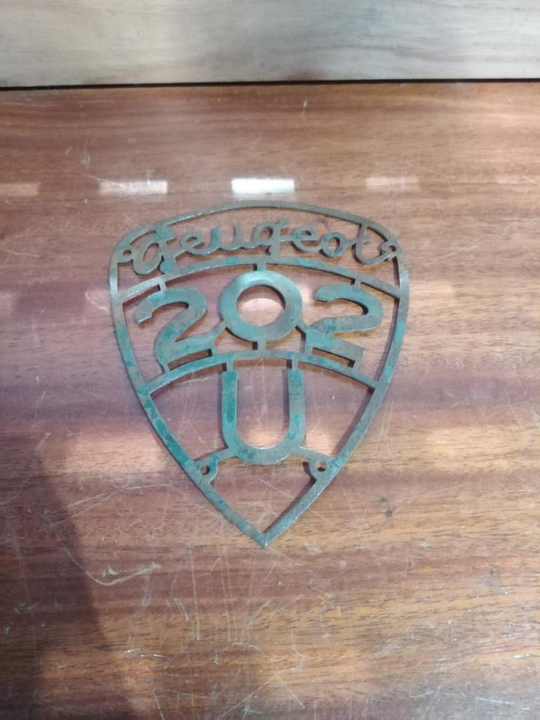 Insigne PEUGEOT 202 U LesAnciennes.com