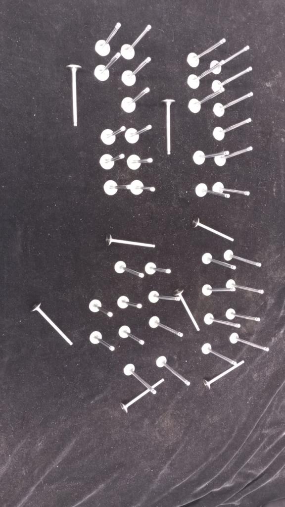 Soupapes et guides pour moteur Ferrari Testarossa LesAnciennes.com