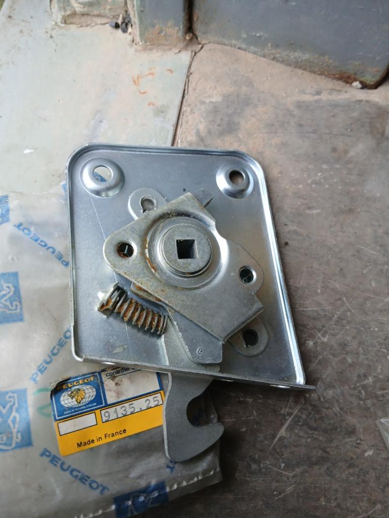 Gâche de porte PEUGEOT J7 LesAnciennes.com