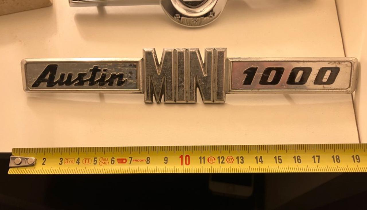 Insigne AUSTIN Mini 1000 export 1969-75 LesAnciennes.com