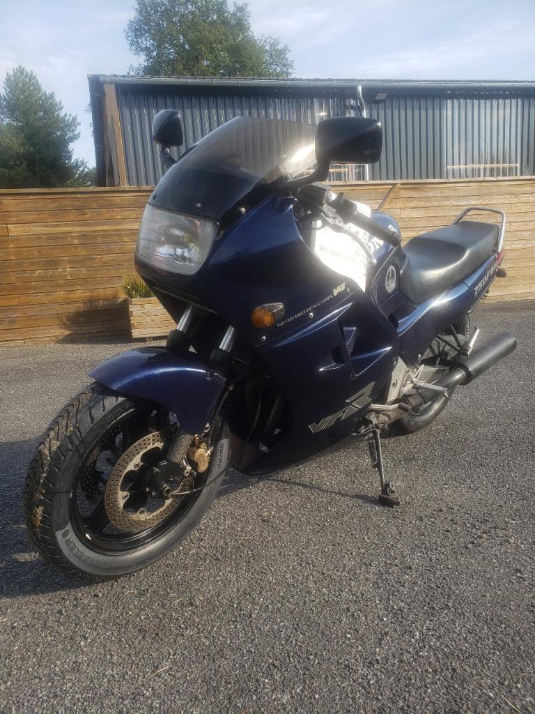 HONDA VFR 750 F - 1986 LesAnciennes.com