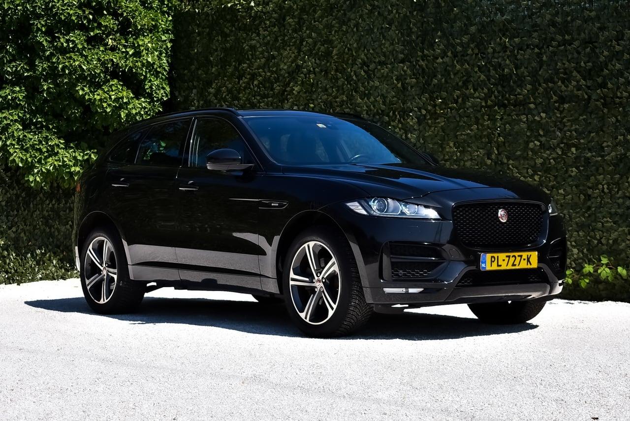 2017 Jaguar F-Pace SUV 2,0L "R-Sport" LesAnciennes.com