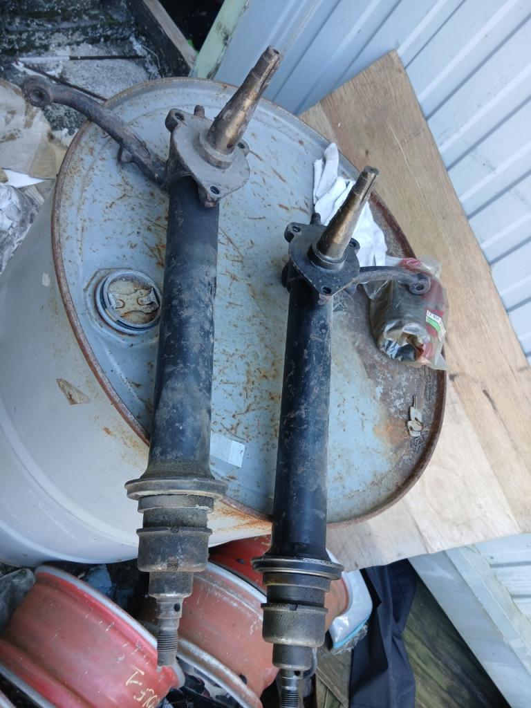 Pivots PEUGEOT 504 LesAnciennes.com