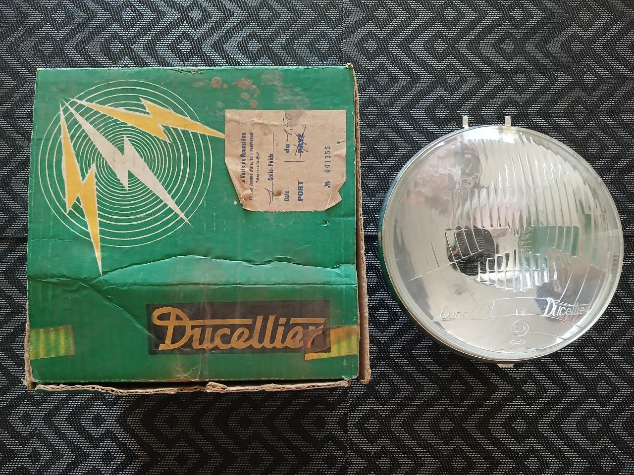 Phare DUCELLIER PEUGEOT 403 avec défaut LesAnciennes.com