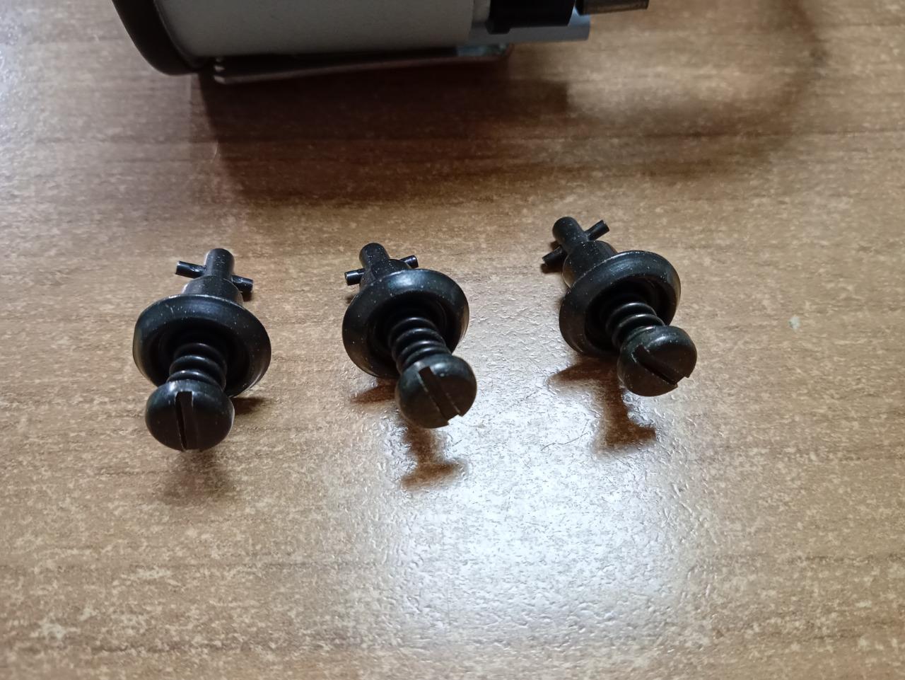 Goupilles pour couvercle de batterie Ferrari F40 LesAnciennes.com