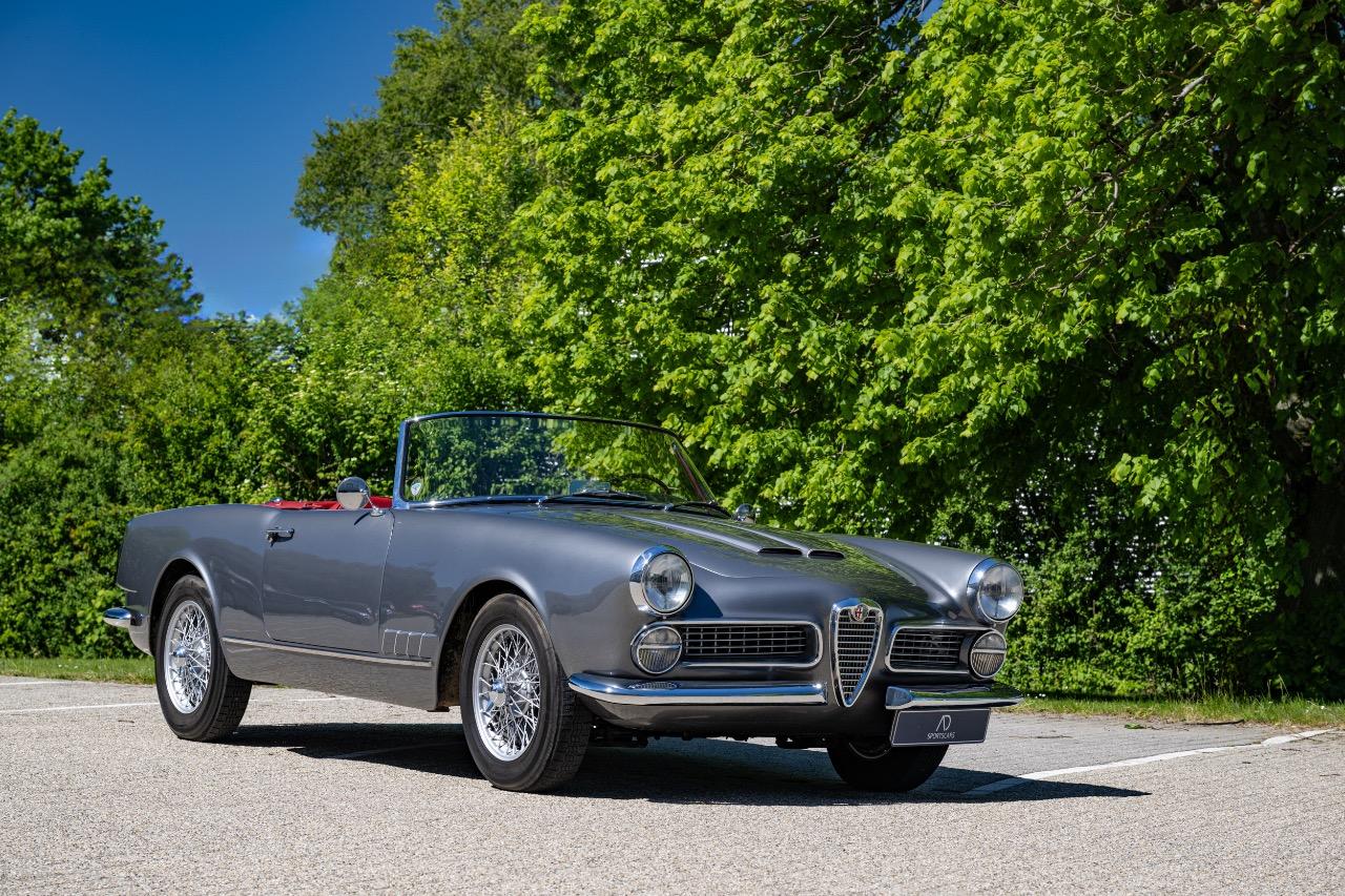 ALFA ROMEO 2000 Spider Touring - 1960 LesAnciennes.com
