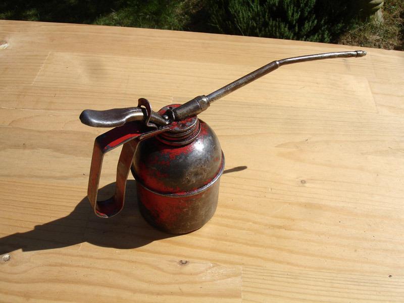 Ancienne burette a huile Vintage atelier garage LesAnciennes.com