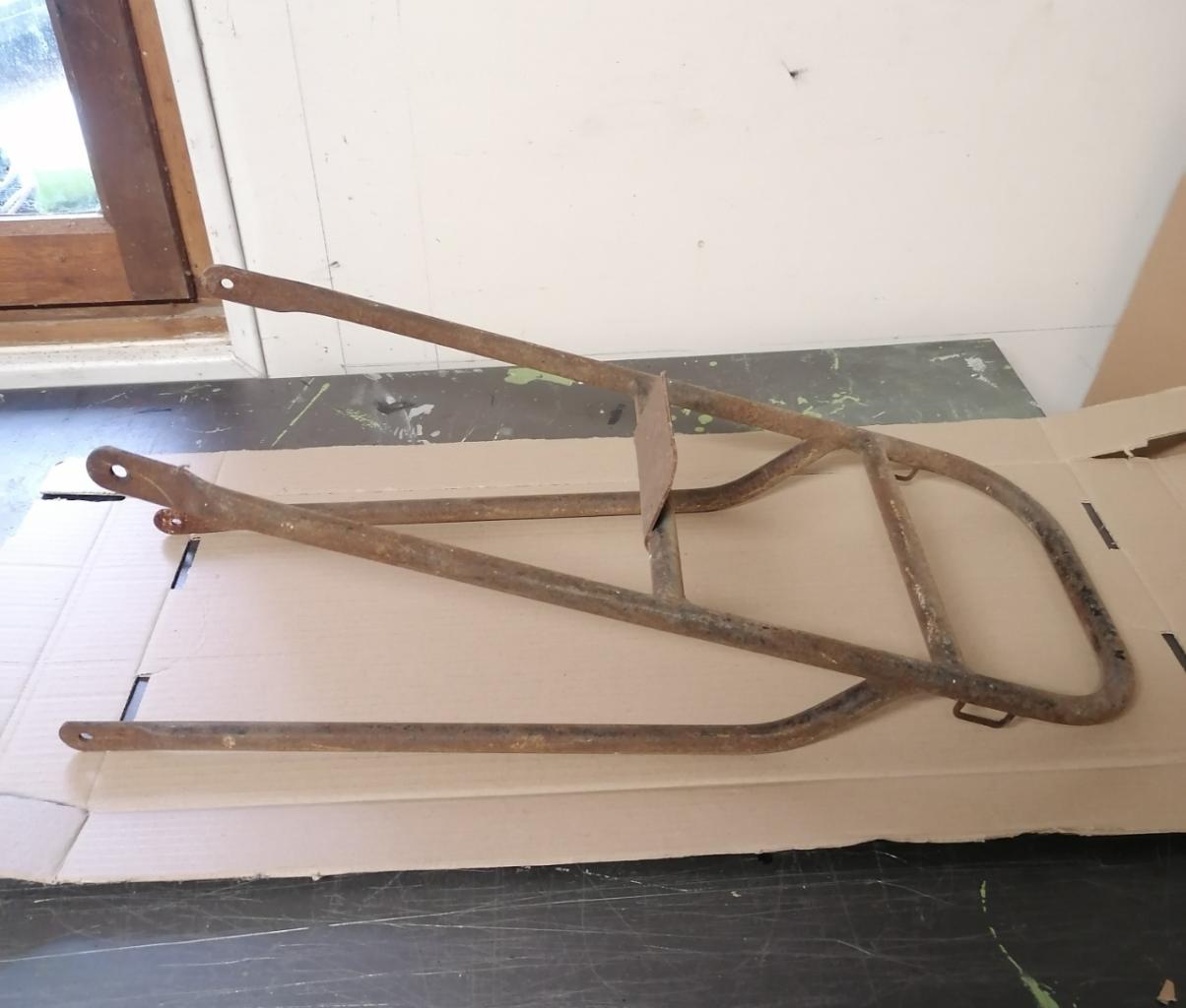 Porte bagage pour moto LesAnciennes.com