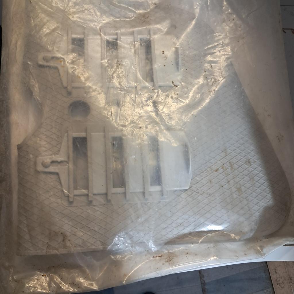 Couvre calandre RENAULT Estafette neuf LesAnciennes.com