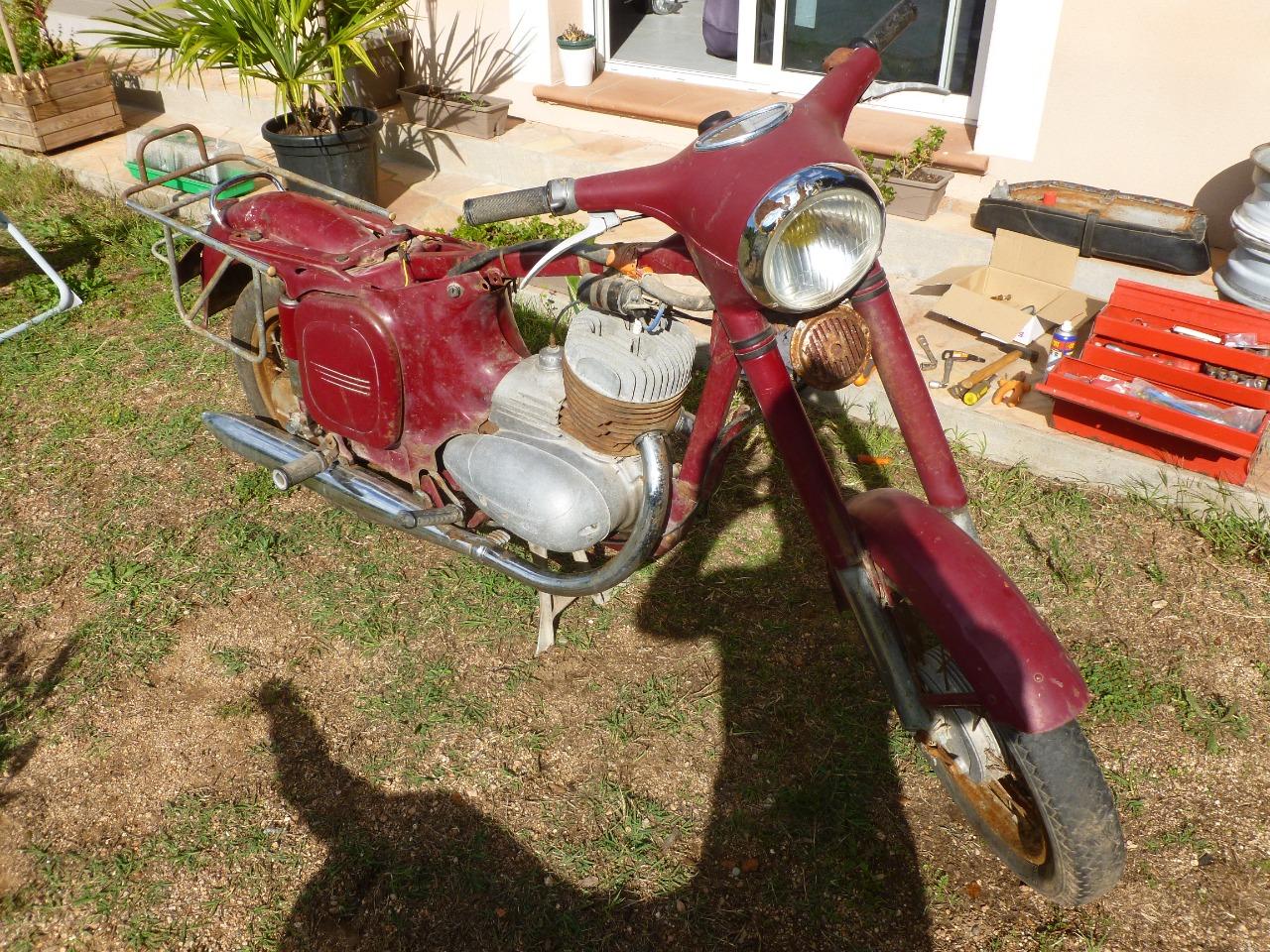 JAWA 250 559 panelka - 1970 LesAnciennes.com