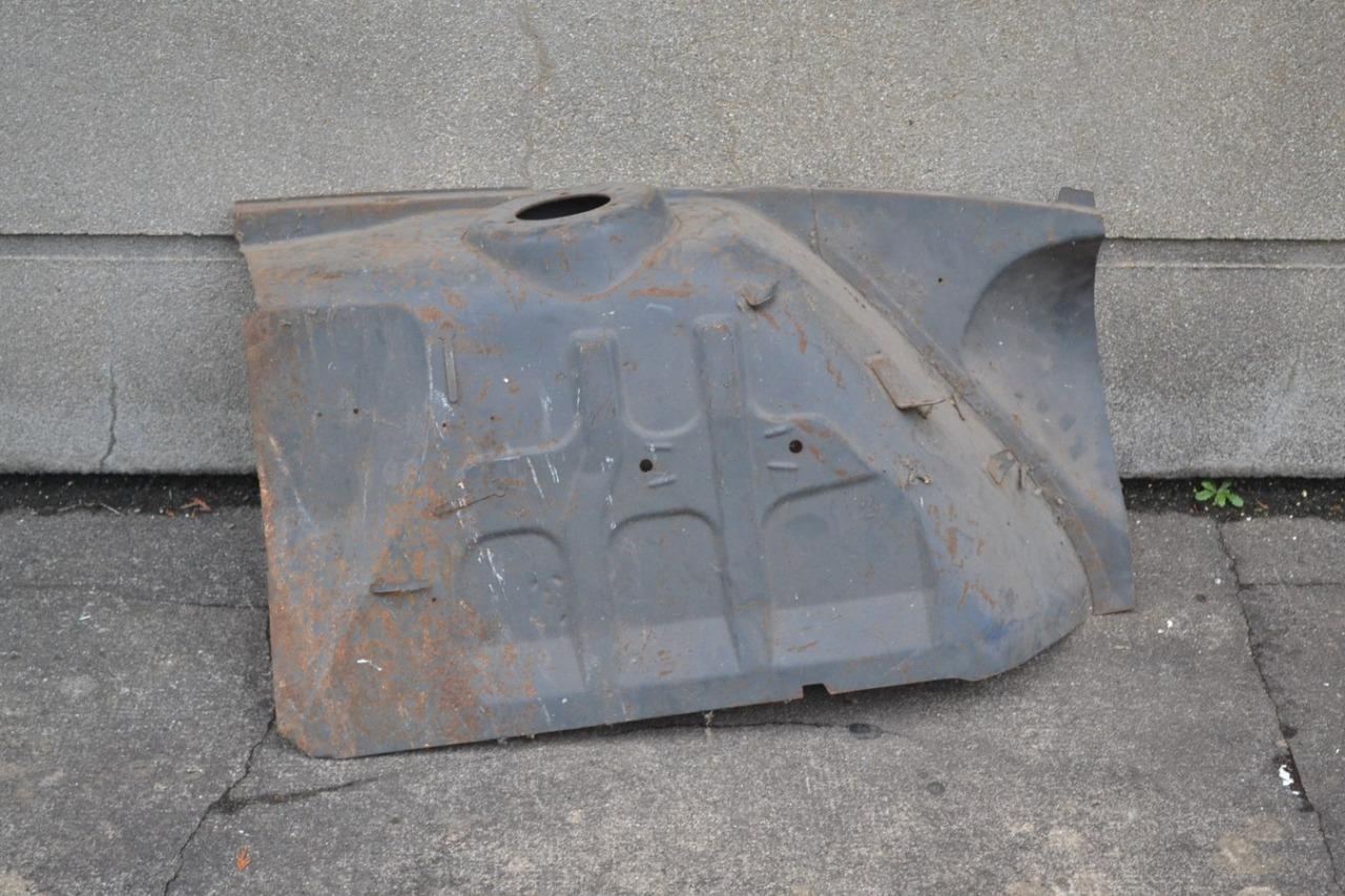 Passage de roue AV G PEUGEOT 504, neuf LesAnciennes.com