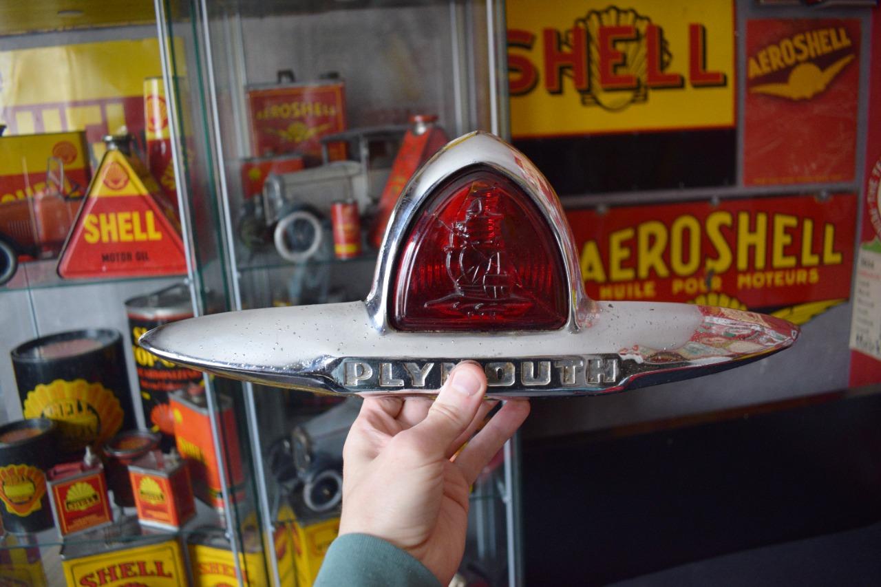Embleme coffre plymouth 1946 usa oldtimer feu arri LesAnciennes.com
