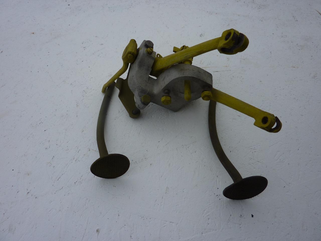 Pédaliers frein , accélérateur simca 8 LesAnciennes.com