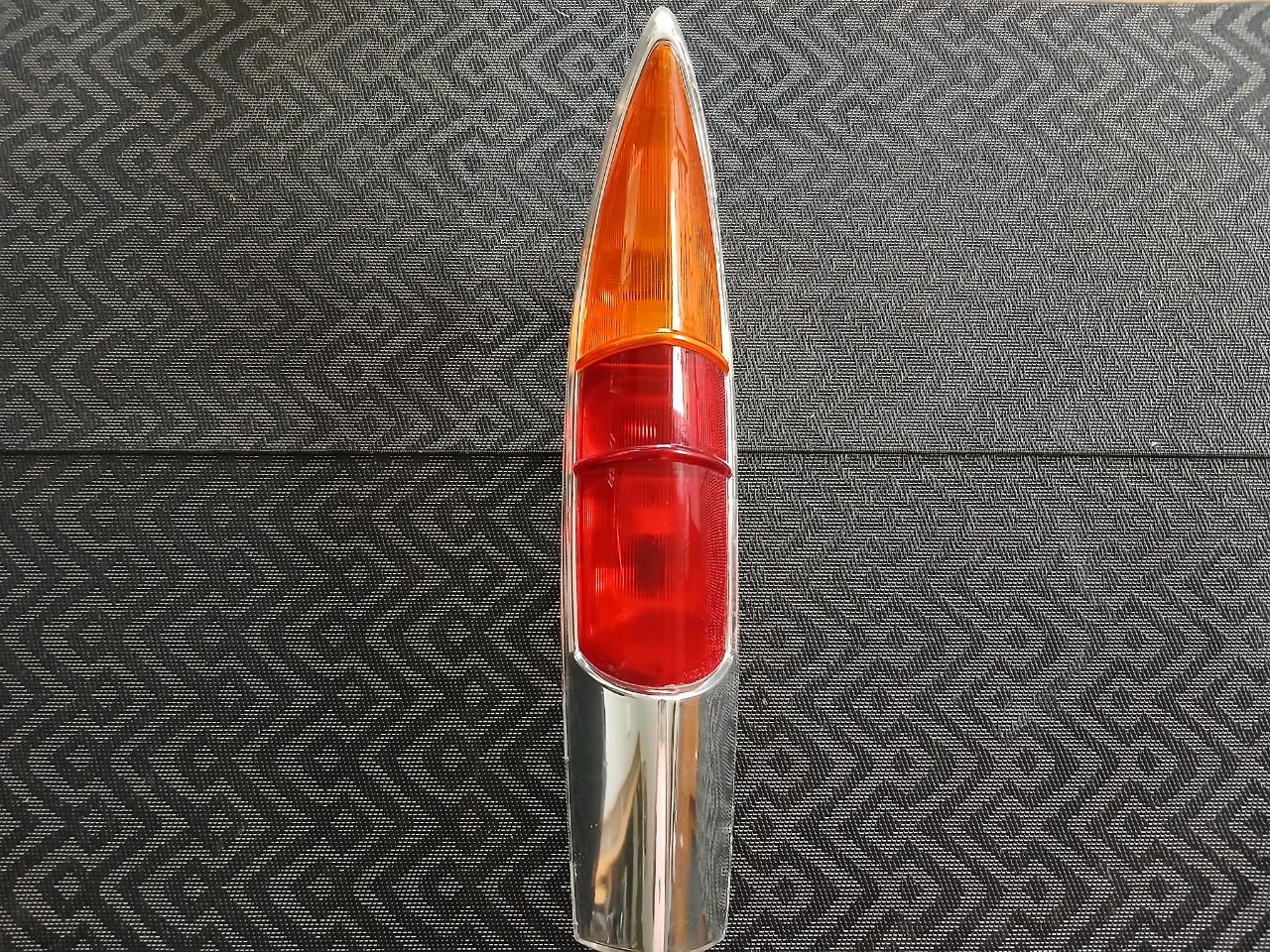 Feu arrière CIM PEUGEOT 404 berline LesAnciennes.com