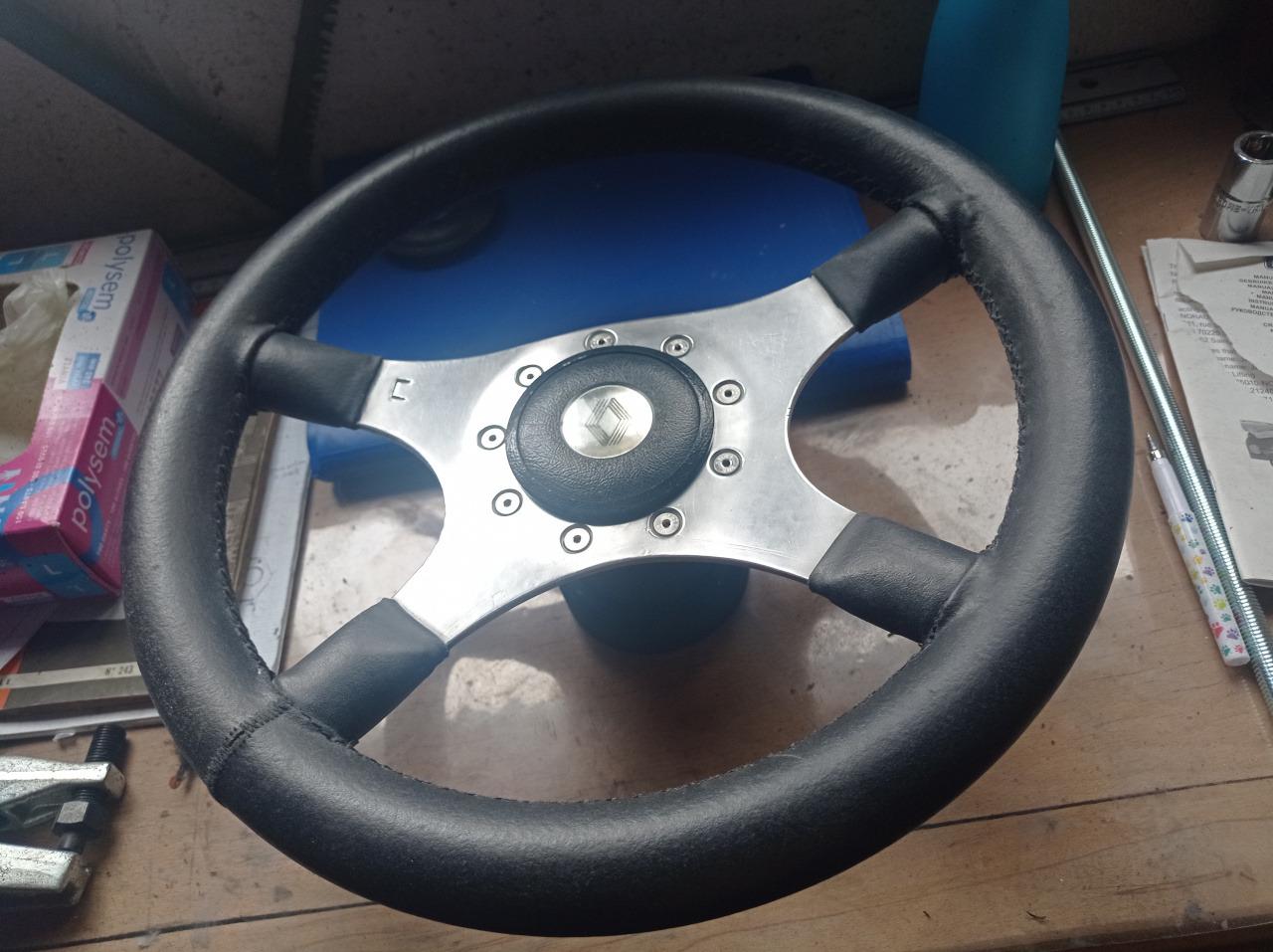 Volant et moyeu LesAnciennes.com