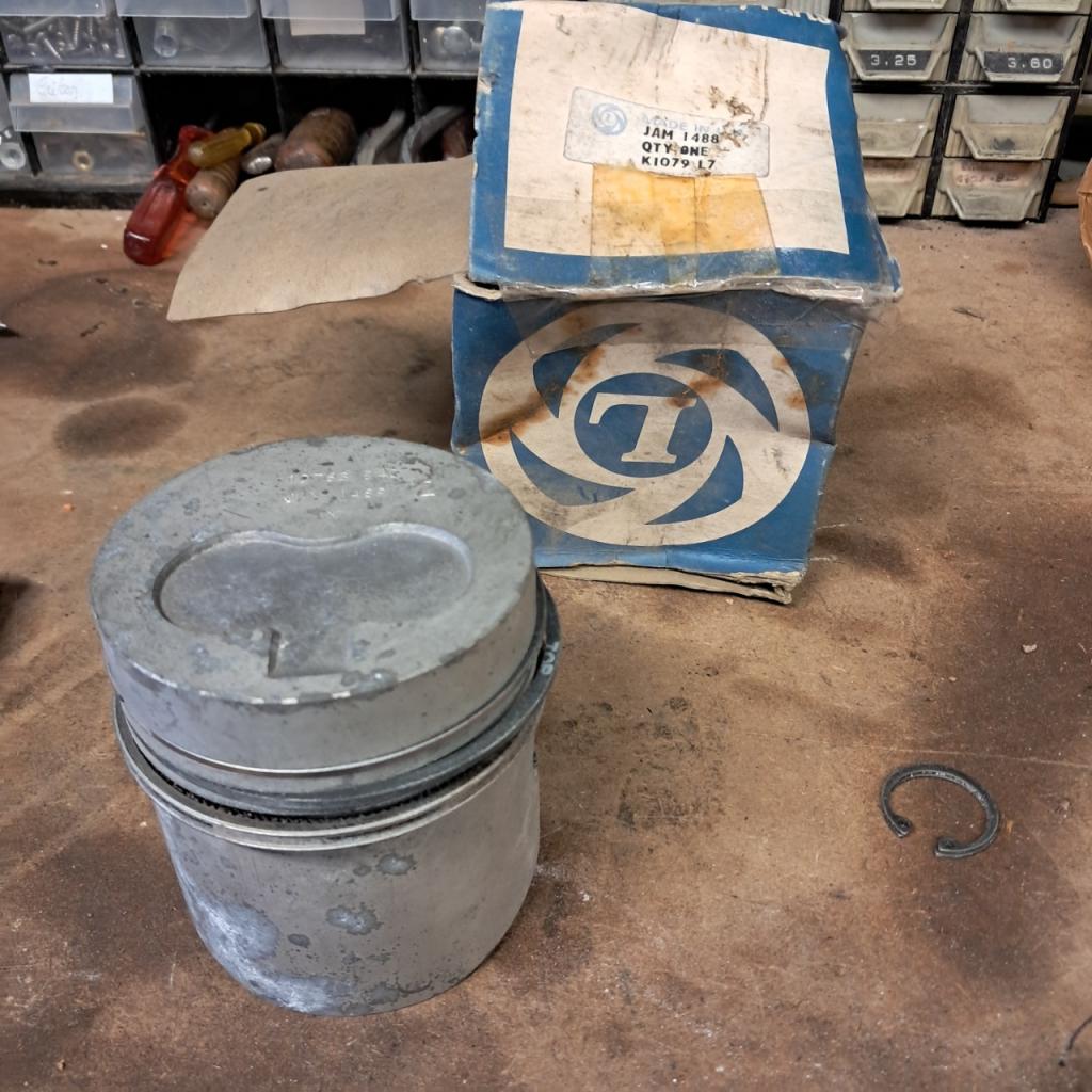 Piston complet LEYLAND jam 1489 79,8mm LesAnciennes.com