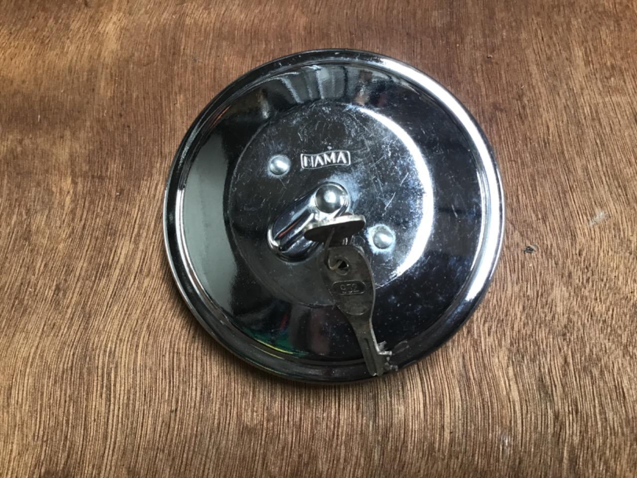 BOUCHON DE RÉSERVOIR CHROMÉ HAMA 952 LesAnciennes.com