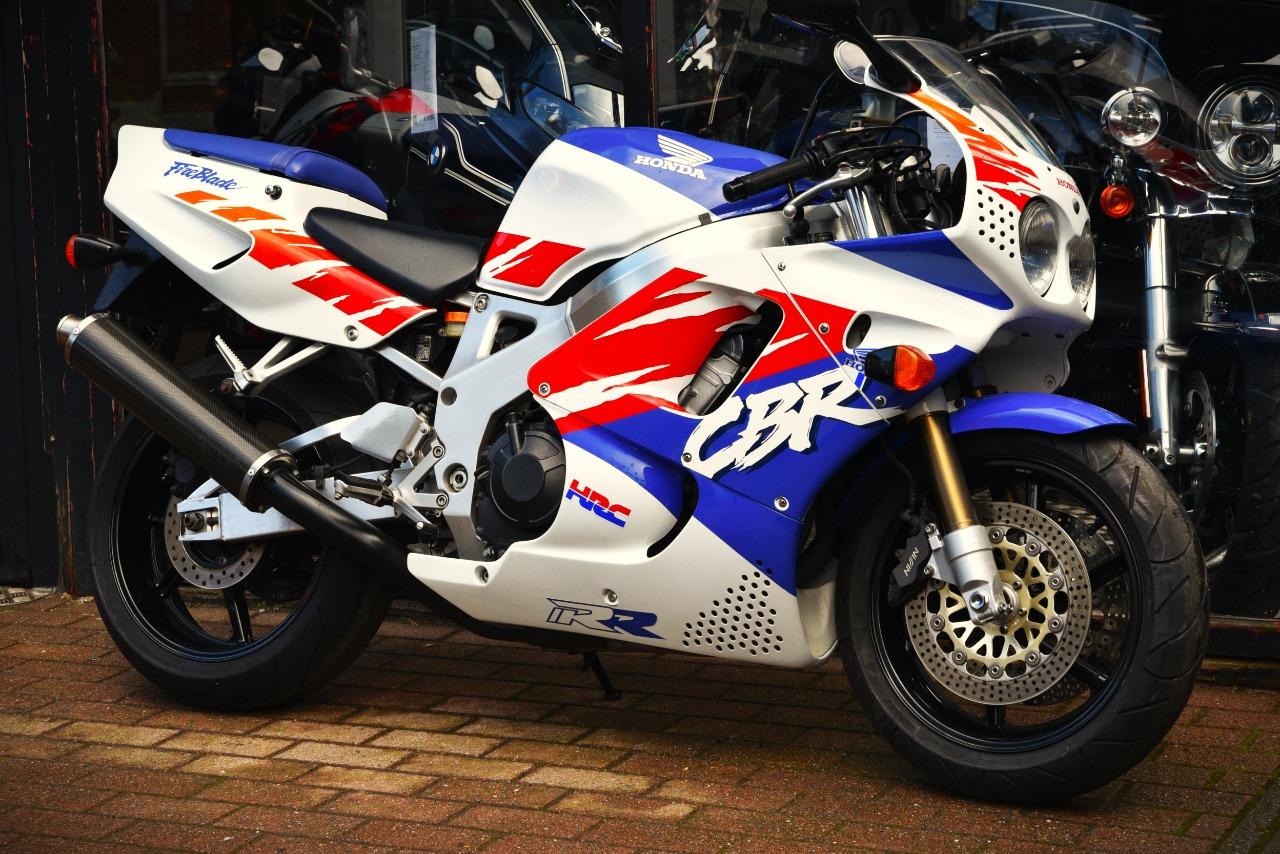 HONDA CBR 900 RR Fireblade - 1992 LesAnciennes.com