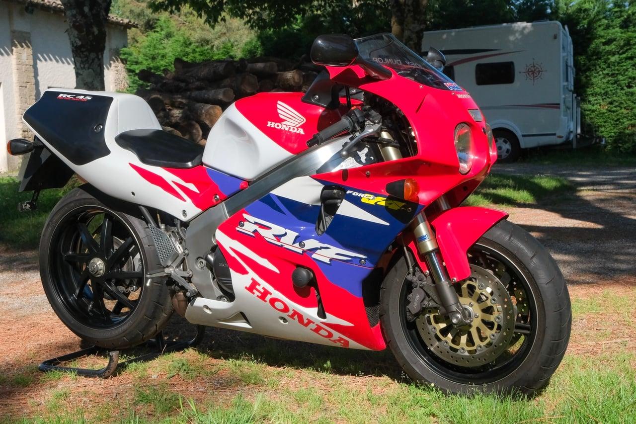 1994 Honda RVF750 RC45 LesAnciennes.com