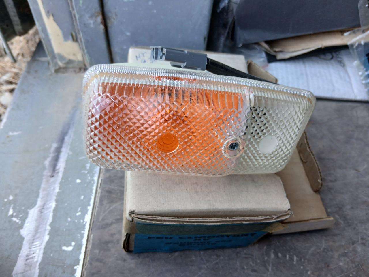 Feu AV PEUGEOT 204 LesAnciennes.com