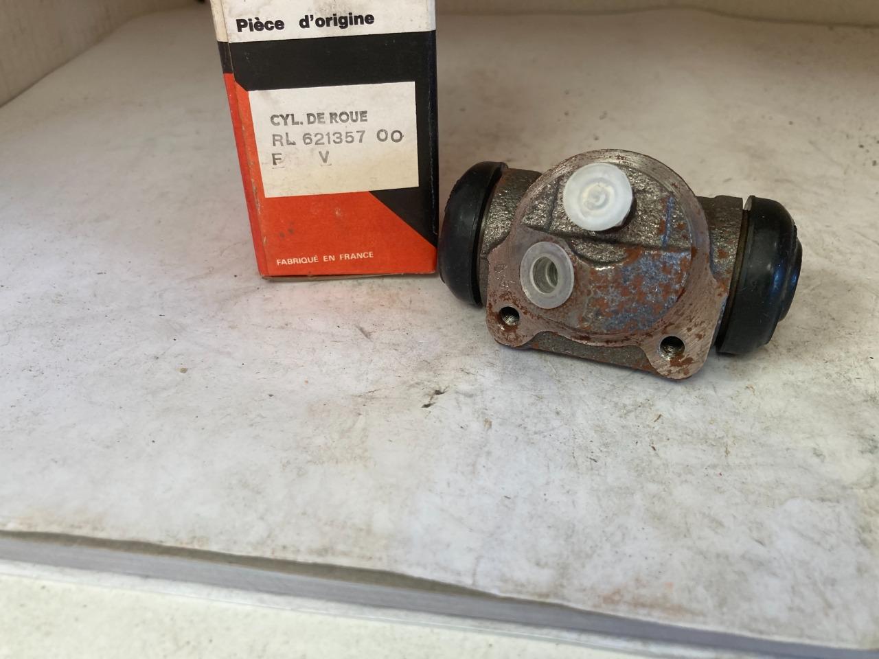 1 Cylindre de roue Arr.G+ 1 Arr.D PEUGEOT 404 8,9 LesAnciennes.com